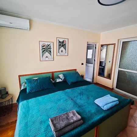1 Apartment *